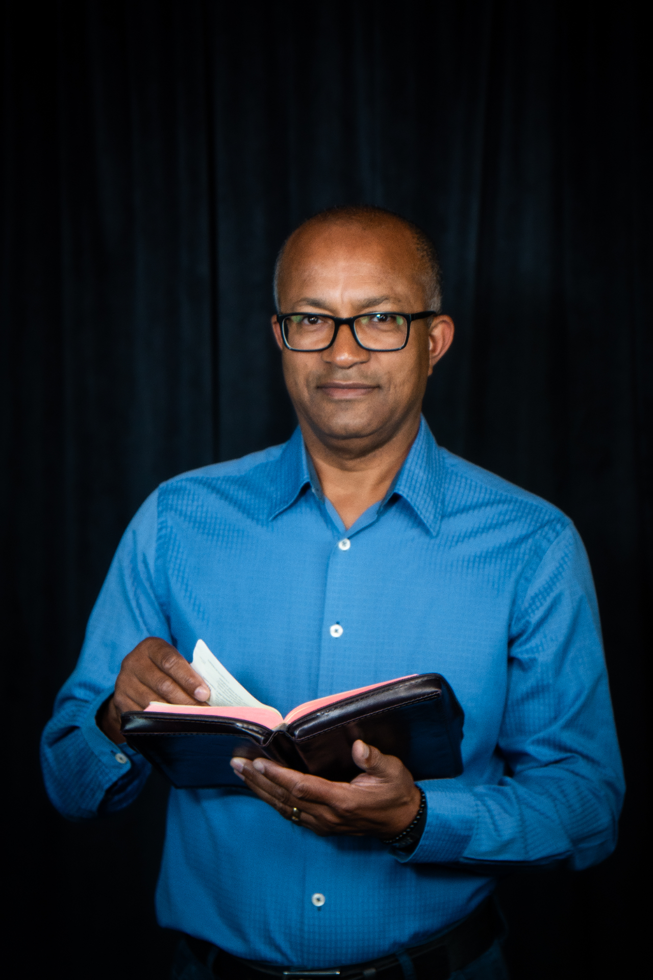 Lázaro Praxedes lendo a Bíblia